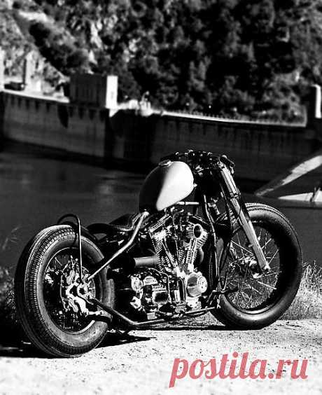 Bobber - не правда ли красавец. У бобберов есть одна особенность, в отличии от классических чопперов, переднее колесо ненамного больше заднего, а в большинстве случаев одинаковые. Благодаря этому, управлять байком на большой скорости легче.