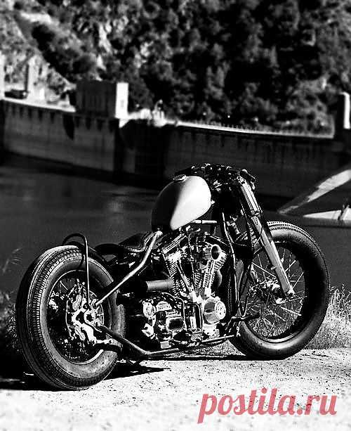 Bobber - не правда ли красавец. У бобберов есть одна особенность, в отличии от классических чопперов, переднее колесо ненамного больше заднего, а в большинстве случаев одинаковые. Благодаря этому, управлять байком на большой скорости легче.