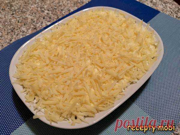 Салат «Мужской каприз» с говядиной

✅Ингредиенты
▫ маринованный лук от 1-2 луковиц;
▫ отварная говядина – 200 г;
▫ очищенные отварные куриные яйца – 3 шт;
▫ сыр твердых сортов – 130 г;
▫ майонез – 100 г.