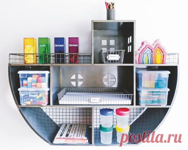 Если у вас нет лишних шкафов, ящиков и комодов, которыми вы могли бы пожертвовать для игрушек и канцтоваров, идеальным решением может стать подвесной настенный модуль в индустриальном стиле. Его можно повесить в гостиной, спальне или детской. В придачу ко всем достоинствам он еще и отлично выглядит, а корабельная труба — сама по себе уже идеальная подставка под карандаши.