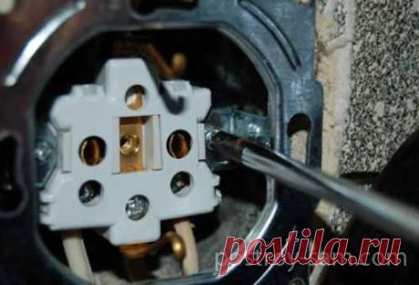 Как заменить (установить) розетку?