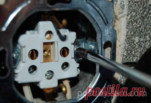 Как заменить (установить) розетку?