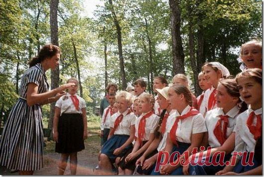 19 мая День Пионерии! А пели такие песни:  Взвейтесь кострами синие ночи мы пионеры дети рабочих.....