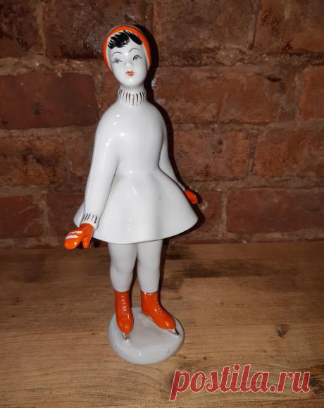 Статуэтка. Фигуристка. Фарфор. Полонский завод художественной керамики. СССР. 60 годы 20 века. Клеймо. 
Высота : 280 мм. Основание : 70 мм. Расстояние между кистями рук : 170 мм. 

Цена : 8000 руб. 

Купить сейчас : 

#Статуэтка #Фигуристка #Фарфор #Полонскийзаводхудожественнойкерамики #СССР #60годы20век