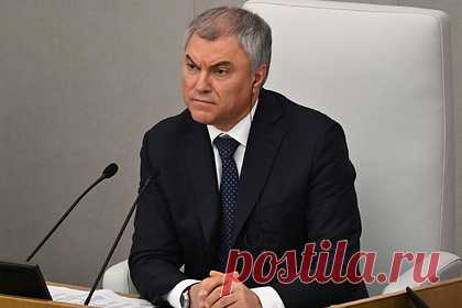 В Госдуме назвали неслучайным обращение к президенту о признании ДНР и ЛНР. Спикер Госдумы Вячеслав Володин заявил, что президент Украины Владимир Зеленский фактически отказался от выполнения Минских соглашений, поэтому недавнее обращение нижней палаты парламента к президенту России о необходимости признания самопровозглашенных Донецкой и Луганской народных республик неслучайно.