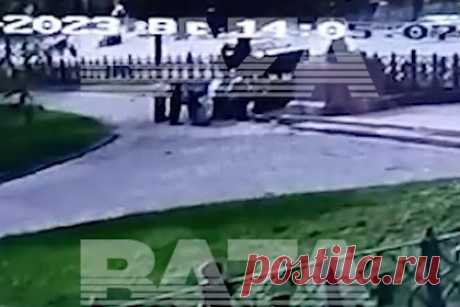 Появились последние прижизненные кадры с пропавшими в Москве диггерами. В сети появились последние прижизненные кадры с диггерами, пропавшими в подземных коллекторах Москвы. На записи с уличной камеры наблюдения видно, как после 14:00 участники экскурсии встречаются недалеко от театра Дурова, переодеваются и уходят в сторону памятника Толбухину, где расположен спуск в коллекторы.