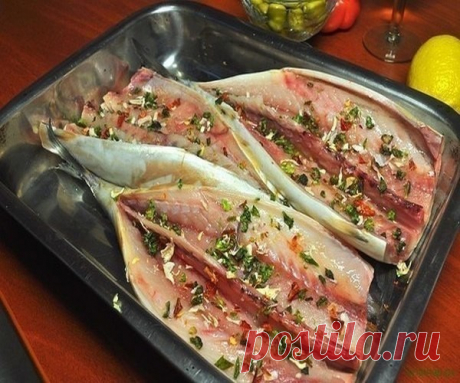 СКУМБРИЯ ЗАПЕЧЕННАЯ. 5 ВКУСНЫХ РЕЦЕПТОВ.
СКУМБРИЯ ЗАПЕЧЁННАЯ. 1. Базовый рецепт. Скумбрию разморозить, помыть, обсушить
бумажным полотенцем. Удалить плавники, посолить, сбрызнуть лимонным соком и
порезать на кусочки. Отдельно порезать 2 помидора и 2 луковицы кружочками
(одинаковые по величине). Складываем кружочек помидора с луком и разрезаем
пополам и прослаиваем между кусочками рыбы. Выкладываем рыбу в форму для
запекания на фольгу. Сверху сбрызнуть слегка оливковым масл...