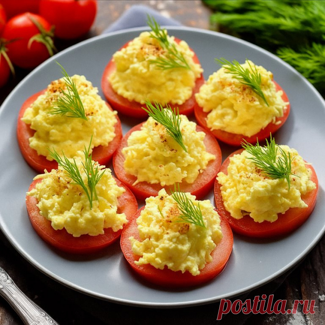 Помидоры «под шубкой»
Ингредиенты:
- помидоры, 2 – 3 шт;
- яйцо варёное, 1 шт;
- зелень и чеснок по вкусу;
- майонез, 2 ст.л;
- сыр, 70 г;
- соль, перец.