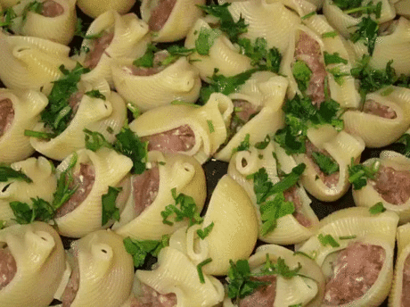 Ракушки с фаршем с соусом бешамель.
Ракушки отварить мин. 5
Приготовленным фаршем наполнить ракушки уложить в форму. Залить соусом так и запекать в духовке. Готовится очень быстро!
СОУС
2 стакана молока
3 ст.л. сл.масла
2 ст.л муки
соль
В сковороде растопить масло добавить муку-перемешать чтобы не было комков и добавлять молоко теплое осторожно все время мешать,как загустеет готов соус.