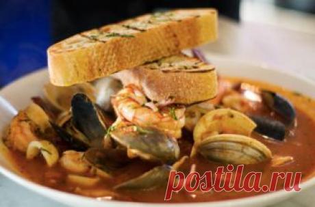 10 блюд для голландской жаровни
Толстостенный котелок с крышкой является универсальным предметом кухонной утвари, который можно и на плиту поставить, и в духовку, и на угли костра водрузить. Аналог подобной посуды встречается в…