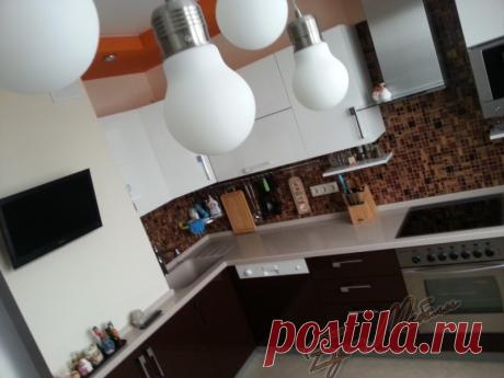 Вариант планировки угловой кухни для помещения с вентиляционным коробом, с частично интегрированной посудомоечной машиной, столешницей искусственный камень.