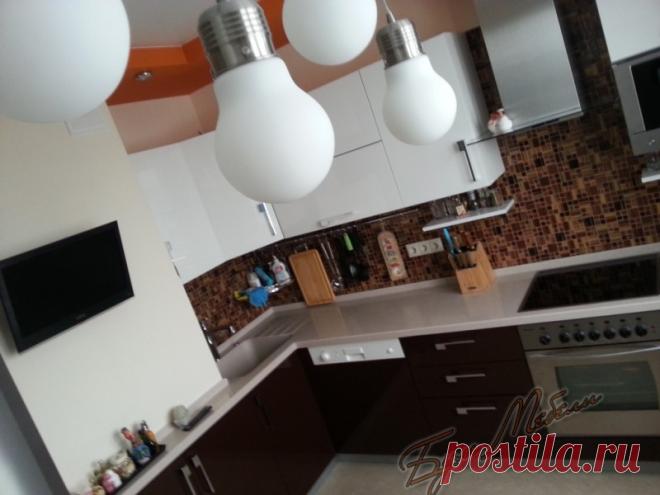 Вариант планировки угловой кухни для помещения с вентиляционным коробом, с частично интегрированной посудомоечной машиной, столешницей искусственный камень.