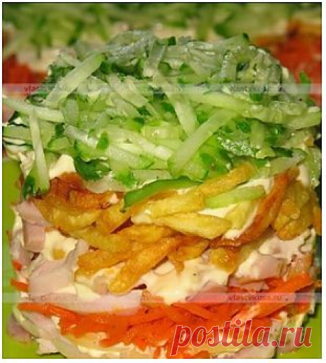 Салат с копчёной курицей и картошкой фри..