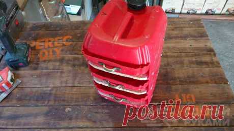 Компактный переносной органайзер из пластиковых канистр Бардак на рабочем столе допускать нежелательно. Это очень отвлекает и мешает сосредоточиться на работе. И решить эту проблему поможет самодельный органайзер.        Варианты органайзеров могут быть самые разные. В данном обзоре автор делает компактный переносной кейс-органайзер. Основной