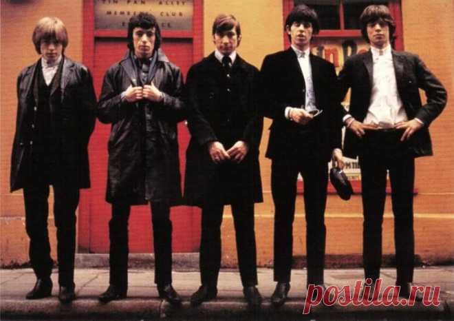 1963. The Rolling Stones photographed by Terry O’Neill outside the Tin Pan Alley Club in London - p3825 | PastYears.info