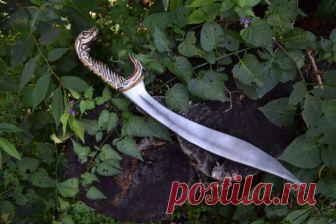 Меч из игры Assassin's Creed Odyssey Этот меч был спроектирован после того, как концепция концепций меч в виде змеи, найденная в Cosplay Guidelines, выпущенная Ubisoft для их видеоигры 2018 Assassin's Creed Odyssey.Требования1.3D принтер2.Нить3.Клей4.Зажимы5.Грунтовка6.Металлическая серебристая, металлическая черная и металлическая