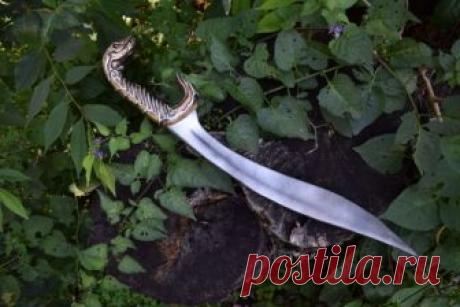 Меч из игры Assassin's Creed Odyssey Этот меч был спроектирован после того, как концепция концепций меч в виде змеи, найденная в Cosplay Guidelines, выпущенная Ubisoft для их видеоигры 2018 Assassin's Creed Odyssey.Требования1.3D принтер2.Нить3.Клей4.Зажимы5.Грунтовка6.Металлическая серебристая, металлическая черная и металлическая