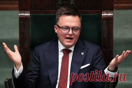Спикер сейма Польши отправит жену на фронт. Спикер сейма Польши Шимон Холовня заявил, что его жена поедет на фронт в случае войны. Такой сценарий он описал в интервью порталу Tarnogorski.info. Польский политик отметил, что его супруга Уршула является офицером Военно-воздушных сил Польши и пилотом истребителя МиГ-29.