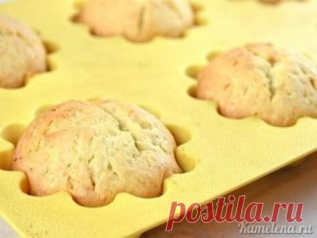 Творожные кексы
Нежные мягкие творожные кексы.
Ингредиенты:
150 г муки
150 г сахара
130 г творога
70 г масла
2 яйца
1⁄2 ч.л. разрыхлителя
сахарная пудра для посыпки
Творог необходим довольно жирный, я использовала однородный магазинный творог 9% жирности, если у вас есть творог еще жирнее, то это даже лучше. Если вы используете зернистый творог, то его необходимо предварительно протереть через мелкий дуршлаг или сито. Если у вас нет формочек, можно выпекать в одной форме. Тогда время выпечки