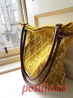 Moroccan Tote pattern by Sol Rencoret This bag uses tapestry crochet to create a nice dense fabric for a small tote. A small base is crocheted first and then the rest of the bag is worked in a beautiful moroccan pattern.