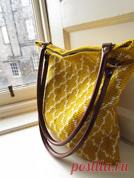 Moroccan Tote pattern by Sol Rencoret This bag uses tapestry crochet to create a nice dense fabric for a small tote. A small base is crocheted first and then the rest of the bag is worked in a beautiful moroccan pattern.