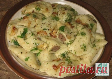 Картофельные вареники с куриной печенью.
Ингредиенты:
Для теста:
● 4-5 картофелин, сваренных в мундире и очищенных
● 1 яйцо
● 250-300г муки
● соль
Для начинки:
● 500г куриной печени
● 1 небольшая луковица
● 60г сливочного масла
● соль и перец
Для заправки:
● 100г сливочного масла
● 1 луковица
● 1 ст. ложка рубленой зелени
● свежемолотый черный перец
Приготовление:
Картофель пропускаем через мясорубку, смешиваем с яйцом, мукой, солью и замешиваем тесто, которое должно отставать от рук. Нак