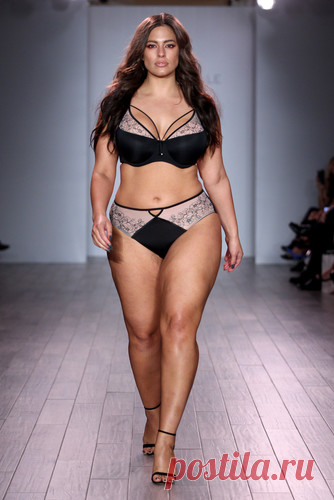 Без груза комплексов: модели plus-size показали нижнее белье на подиуме | Woman.ru
