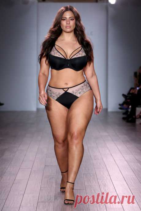 Без груза комплексов: модели plus-size показали нижнее белье на подиуме | Woman.ru