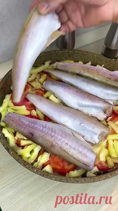 Сочный минтай с овощами на сковороде