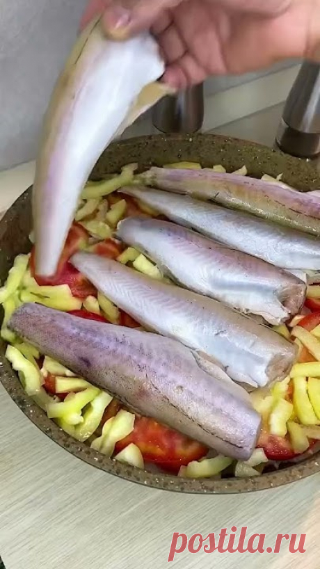 Сочный минтай с овощами на сковороде