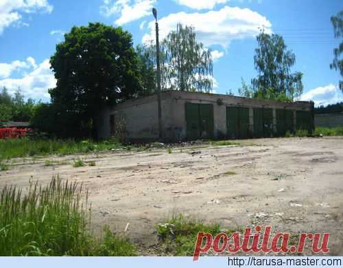 Продам в г. Таруса Калужской обл. (100 км. от МКАД по Симферопольской трассе)  земельный участок 52 сотки в черте города для размещения промышленный объектов. Категория земли – земли поселений, назначение – под производственную базу. На участке расположено кирпичное здание - гараж общ. пл. 244 кв.м. со смотровой ямой, складским помещением с отдельным входом, высота 4,5 м., 5 ворот. На участок подведены электричество, вода и центральная канализация, газ по границе. Территория огорожена, круглогод