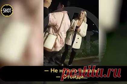 Помощник депутата Госдумы подрался с собачниками из-за помета на газоне. В Москве помощник депутата Госдумы Владимира Шаманова Сергей Поляков подрался со своими соседями-собачниками из-за помета на газоне возле его дома. На видео он спорит местной жительницей Марией Кузнецовой, но конфликт перерастает в драку. По словам женщины, помощник депутата набросился на нее с кулаками.