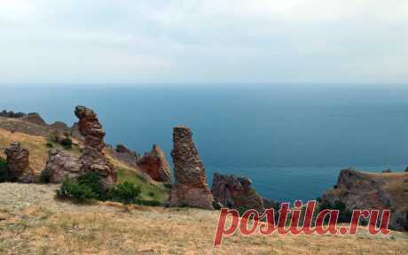 Карадаг, место природной силы в Крыму |
На берегу Черного моря, в Крыму, между Коктебельской котловиной и долиной реки Отзука, лежит уникальный вулканический массив Карадаг (Кара-Даг), Черная Гора. Это единственный хорошо сохранившийся в Европе вулкан юрского времени, вдобавок ископаемые руины древнего подводного вулкана. На Кара-Даг можно попасть только с экскурсией.