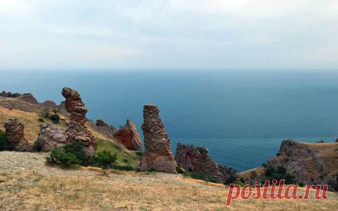 Карадаг, место природной силы в Крыму |
На берегу Черного моря, в Крыму, между Коктебельской котловиной и долиной реки Отзука, лежит уникальный вулканический массив Карадаг (Кара-Даг), Черная Гора. Это единственный хорошо сохранившийся в Европе вулкан юрского времени, вдобавок ископаемые руины древнего подводного вулкана. На Кара-Даг можно попасть только с экскурсией.