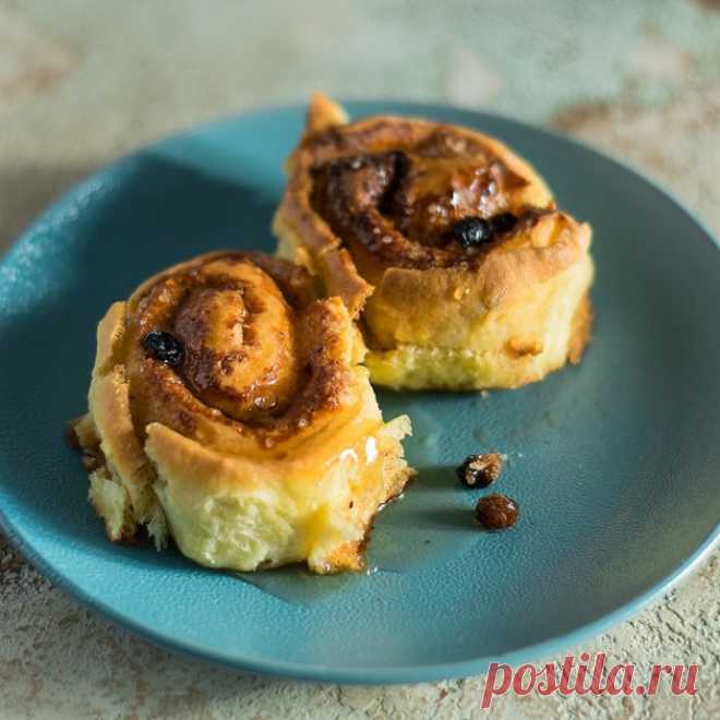 ​Булочки с изюмом и корицей Ингредиенты:Молоко теплое — 125 млДрожжи сухие — 4 гМука — 270 гМасло сливочное размягченное — 30 г Яйцо — 1 шт. Кленовый сироп для глазури (по желанию) — 2 ст. л.Для начинки:Масло сливочное размягченное — 50 г Сахар коричневый...