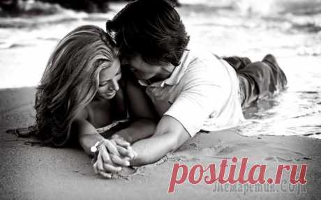 Дай мне руку, мой друг... (Стих) Дай мне руку, мой друг, Обними меня крепче! Только спрячь свой испуг - Ты же рад нашей встрече! Мы станцуем с тобойЭтот танец последний - Пусть гарцует любовьВ листопаде осеннем! Пусть на тёрпких губа...