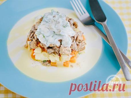 Теплый салат из мясного ассорти со свежей зеленью