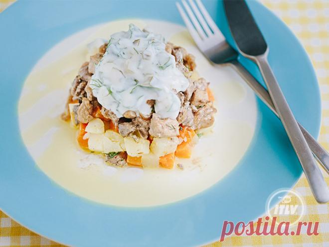 Теплый салат из мясного ассорти со свежей зеленью