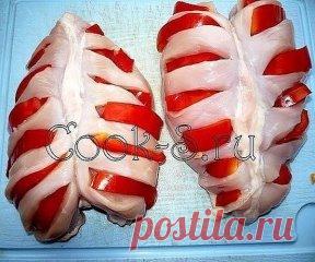 ЗАПЕЧЕННАЯ КУРИНАЯ ГРУДКА
Вкуснотища необыкновенная! 
Ингредиенты:
куриная грудка – 2 шт
перец сладкий болгарский (можно заменить на помидор) – 2 шт
сметана – 100 г
кетчуп – 100 г
соль, перец – по вкусу
Приготовление:
Куриные грудки тщательно промыть водой, обязательно удалить кожу. Затем необходимо их обсушить. Сделать в каждой грудке глубокие надрезы, как показано на фото.
У перца удалить семена и хвостики, промыть и обсушить. Нарезать перец произвольными полосками (Сове...