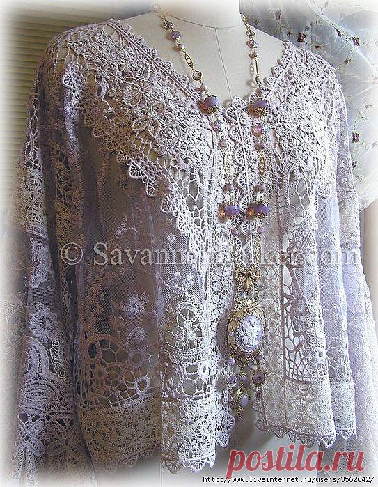 Шурша шелками и кружевом.