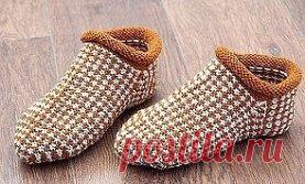 Носки- тапочки ленивым жаккардом.
Пряжа “Кроха” Троицкий камвольный комбинат, 20% шерсть, 80 % акрил, 135 м
 / 50 г.
Расход пряжи светло-серой 30 г, коричневой 40 г.
Комплект из 5 спиц № 3.
Плотность вязания Пг = 2,2 петли в 1 см., узор ленивый жаккард
Если вы умеете вязать носки на 5 спицах, то связать такие носки-тапочки 
вам не составит труда. 
 
Тапочки связаны ленивым жаккардом (схема вязания узора). Этот узор 
вяжется  очень просто, полотно получается упругим, формоустойчивым и в 
то же в