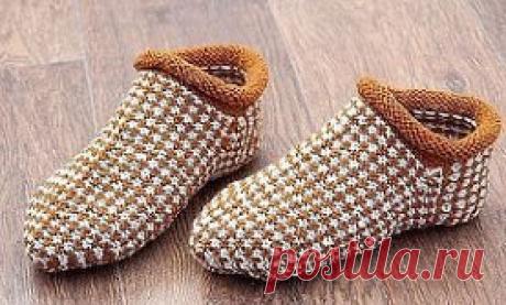 Носки- тапочки ленивым жаккардом.
Пряжа “Кроха” Троицкий камвольный комбинат, 20% шерсть, 80 % акрил, 135 м
 / 50 г.
Расход пряжи светло-серой 30 г, коричневой 40 г.
Комплект из 5 спиц № 3.
Плотность вязания Пг = 2,2 петли в 1 см., узор ленивый жаккард
Если вы умеете вязать носки на 5 спицах, то связать такие носки-тапочки 
вам не составит труда. 
 
Тапочки связаны ленивым жаккардом (схема вязания узора). Этот узор 
вяжется  очень просто, полотно получается упругим, формоустойчивым и в 
то же в