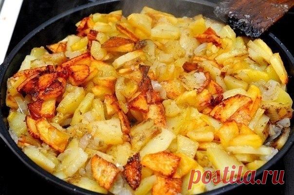 Жарим картошку правильно. С румяной корочкой.

Все любят жареный картофель, причём даже те, кто считает это блюдо вредным. Но хоть иногда можно побаловать себя вкусной румяной картошечкой? Есть несколько правил, которые помогут вам приготовить вкусный, поджаристый картофель.

Правило №1

Картофель после очистки и нарезки обязательно надо замочить в холодной воде. Вода должна быть холодной для того, чтобы вытянуть из корнеплода крахмал. Если вода будет горячей или тёплой, к...