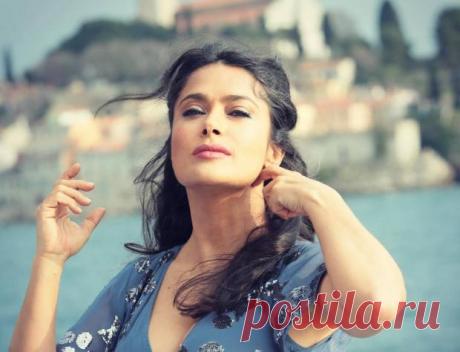 Пикантное фото Сальмы Хайек и новый рисунок на прекрасном теле звезды