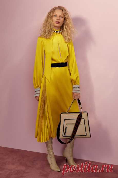 02_fendiresort2018.jpg • Showdetails