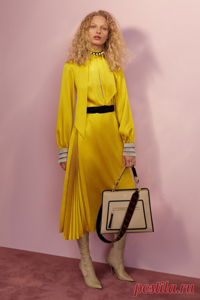 02_fendiresort2018.jpg • Showdetails