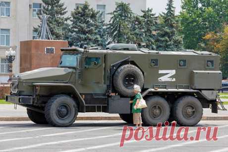 В Германии прошла манифестация в поддержку России. В Кельне прошла манифестация в поддержку России, а также против военной помощи Украине. Немецкая полиция сообщила о количестве участников протестной акции. Помимо этого, также стало известно о другой демонстрации, которая проходила параллельно вблизи пророссийского митинга.