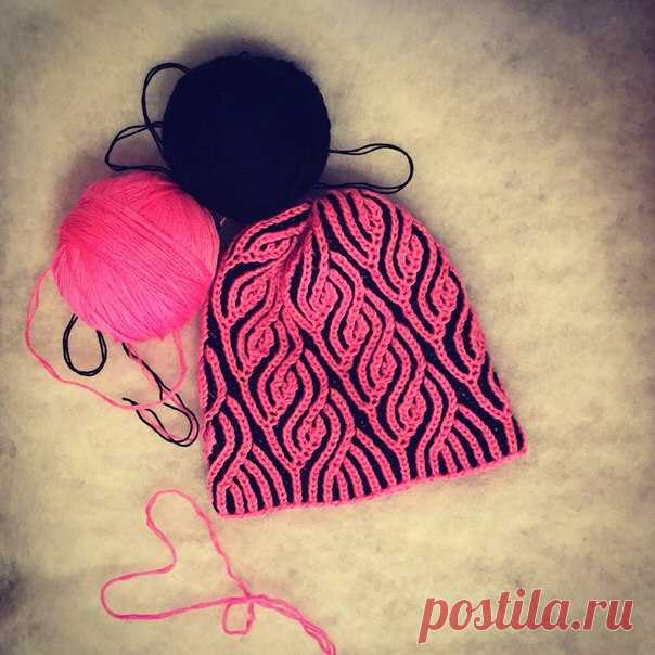 Шапка двухцветным узором бриош. Вязание в технике brioche