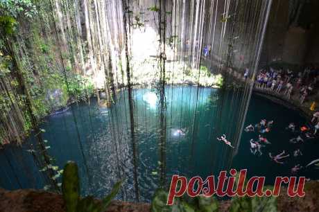 Сеноты (исп. «cenote», из языка юкатанских майя «dzonot») - особые карстовые образования - озера, колодцы и целые пещерные комплексы с подземными реками и, временами, доступом морской воды. 
Сенот Ик-Киль - один из самых глубоких сенотов полуострова Юкатан, высота стен которого составляет около 25 метров, а глубина - больше 50 метров. У нас в России Карстовые озера есть  на Кавказе.