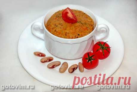 Постный паштет из фасоли с томатом. Рецепт с фото Для приготовления постного паштета подойдет консервированная или вареная фасоль любого цвета, но из белой  получится вкуснее. К пюрированной в блендере фасоли добавляют тертый корень сельдерея, что делает паштет не таким пресным, ну и как обычно - овощную пассеровку и свежую зелень. Подробный рецепт фасолевого постного паштета смотрите ниже на странице.